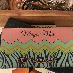 ABH LIMITED EDITION EYESHADOW PALETTE